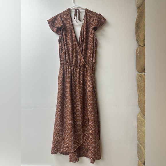 Boho-Chic Wrap Dress with Flutter Sleeves and pockets - Picture 3 of 7